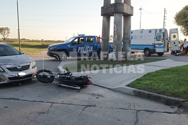 Fuerte choque de un motociclista en Avda. Podio