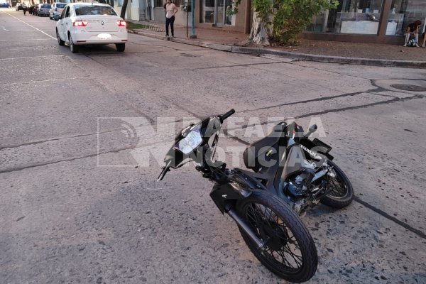 Joven motociclista colisionó contra un automóvil