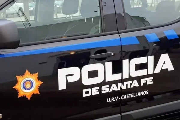 Su hijo llegó con un celular que no era suyo e hizo que lo devuelva