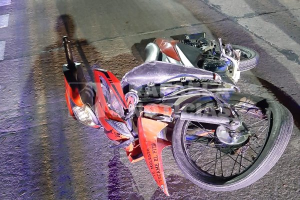 Una joven terminó en el hospital tras derrapar con su moto