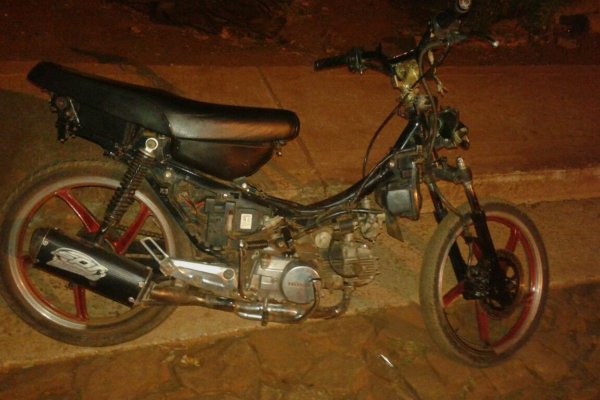 Un menor golpeó a una agente de tránsito y chocó la moto de otro