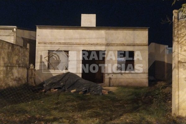 Robó materiales de construcción y huyó por los techos