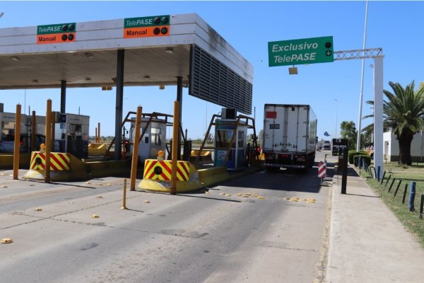 Empleados levantan las barreras del peaje de la Autopista Rosario-Santa Fe