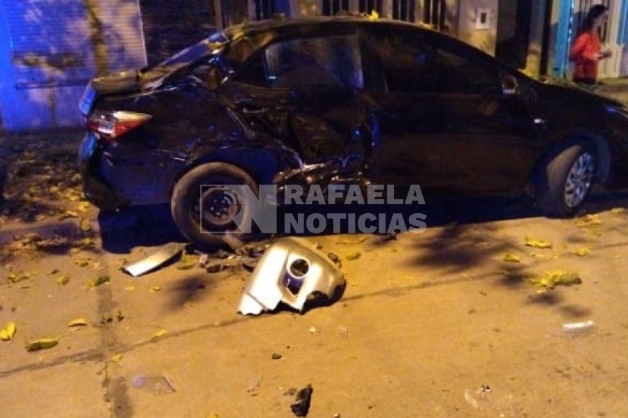 Una camioneta se fugó luego de chocar un auto estacionado