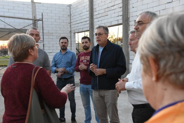 Castellano recorrió el avance de las obras en el Centro de Día que construye el Club de Leones