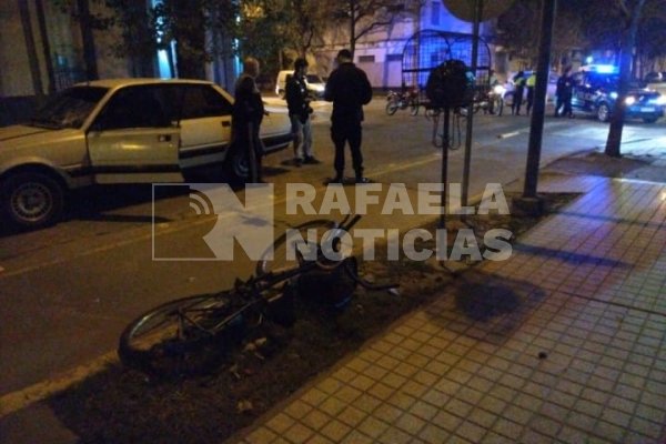 Una ciclista terminó inconsciente tras chocar contra un automóvil