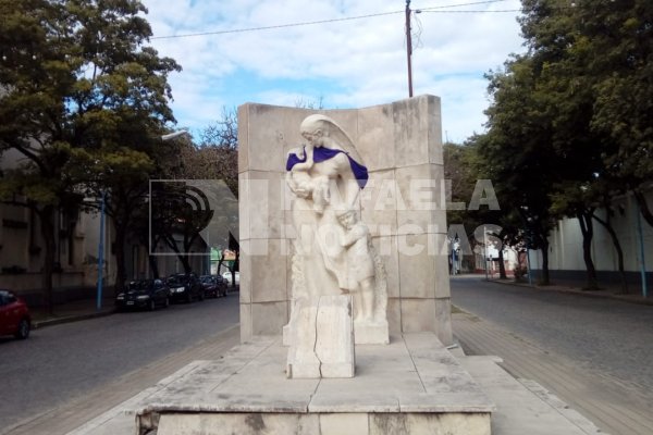 Intervienen estatuas de la ciudad por el #NiUnaMenos