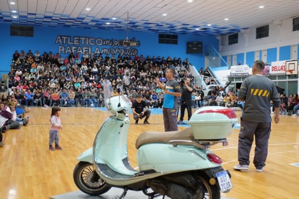 Más de mil motociclistas de Rafaela fueron capacitados y recibieron un casco