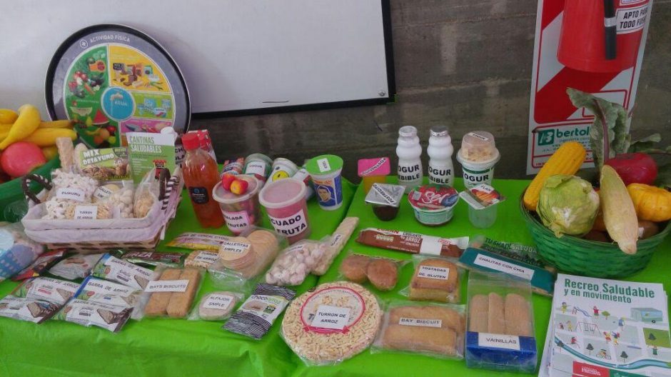 Grupo De Estudiantes Que Tienen Comida En Cantina De La