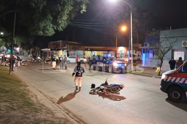 Fuerte choque entre dos motociclistas en Avda. E. Salva