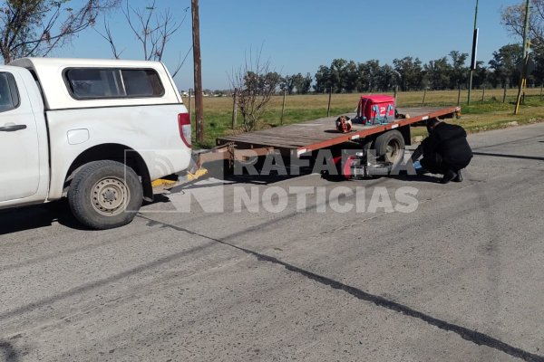 Una motocicleta terminó debajo de un tráiler