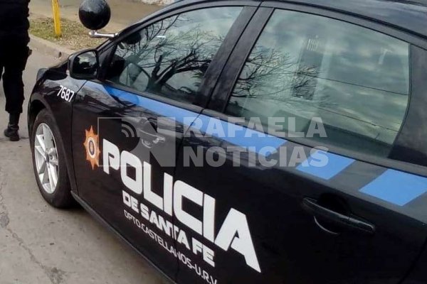 Le robaron el arma reglamentaria a un policía en la ciudad