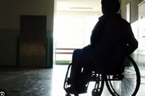 Golpeó a un hombre en silla de ruedas y se quedó con la recaudación de su negocio