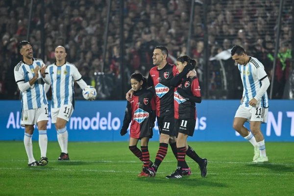 Maxi Rodríguez recibió una emotiva despedida con Messi y otras grandes figuras del fútbol