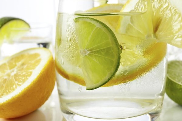 ¿Qué pasa en el cuerpo al tomar un vaso de agua con limón antes de dormir y al levantarse?