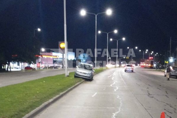 Ruta 34: automovilsita chocó con un camión y terminó arriba del cantero