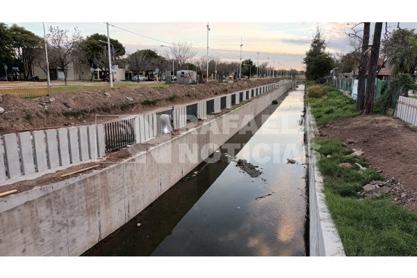 Realizan una obra complementaria en el revestimiento del canal Sur, a la altura de la Ciclovía