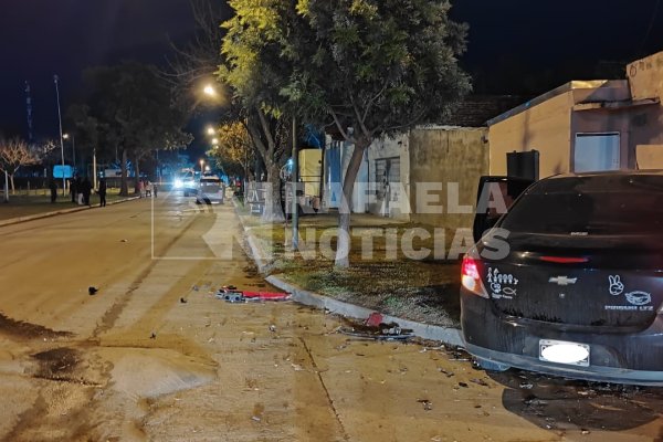 Duro choque entre dos automóviles: uno de ellos terminó sobre la vereda