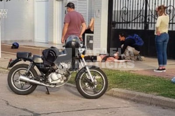 Dos jóvenes heridos tras chocar contra una camioneta estacionada