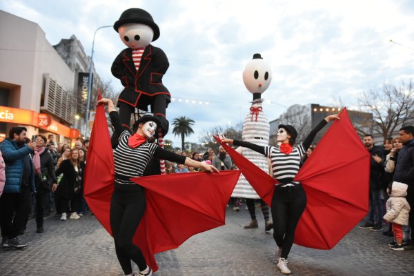 Comenzó el Festival de Teatro en Rafaela y la ciudad se vistió de colores