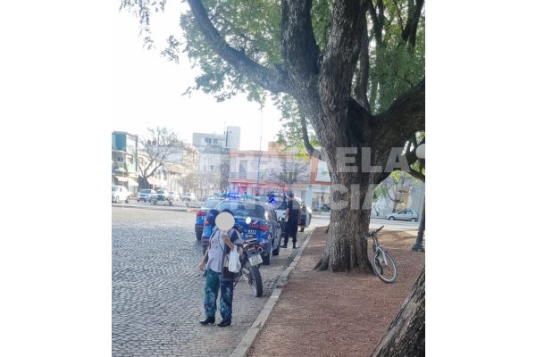 Rápida respuesta de la Policía y GUR para esclarecer un hecho en la Plaza 25 de Mayo