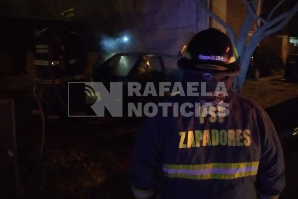 Un auto ardió en llamas en barrio La Cañada