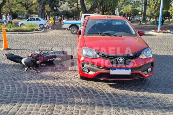 Fuerte golpe de un motociclista contra un auto en el microcentro de Rafaela