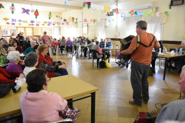 "La Perinola" llegó al Hogar Magdalena de Lorenzi