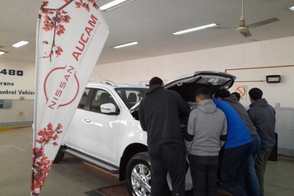 AUCAM junto a Nissan entregaron una camioneta 0Km a la Escuela Técnica Nº 480