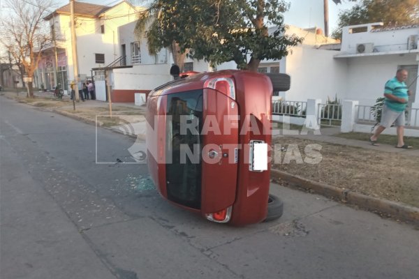 Susto por el impresionante vuelco de un automóvil