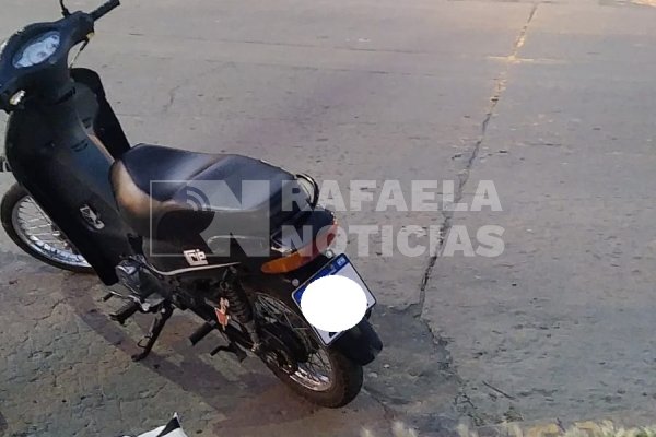 Un automóvil y una motocicleta protagonizaron un accidente en Avda. Brasil