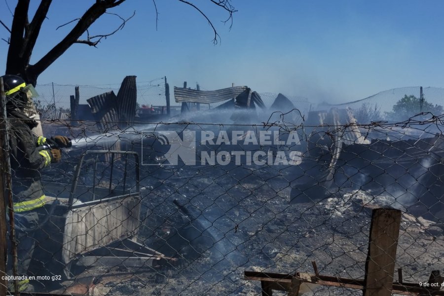 El incendio ocurrió en el interior de una vivienda precaria.