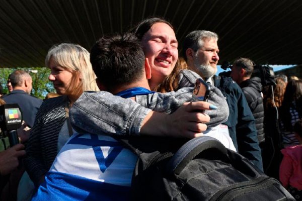 Llegó el tercer vuelo de Aerolíneas con argentinos repatriados de Israel