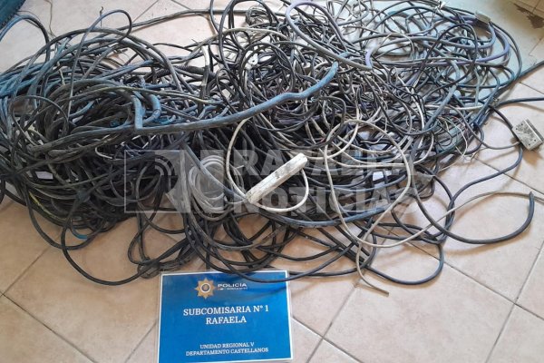 Dos porteños por las calles de Rafaela con cables de "dudosa procedencia"