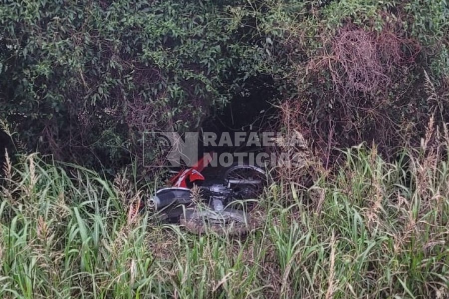 La moto fue encontrada entre pastizales.