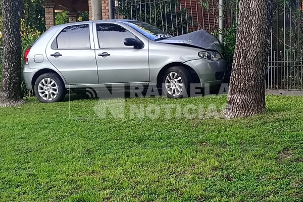 El "finde" largo comenzó con un auto impactando contra las rejas de una casa