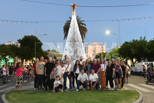 Respetando la tradición, se encendió el arbolito navideña en el centro rafaelino