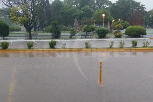 Temporal de lluvia en El Trébol: cerca de 200 mm. en cinco horas, clases suspendidas y viviendas anegadas