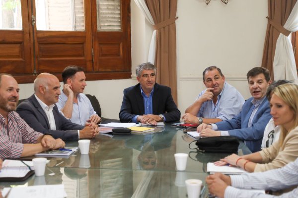 Encuentro entre intendentes y presidentes comunales por la emergencia hídrica