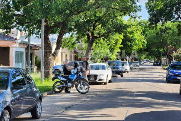 Otro delincuente por los patios de viviendas: se fugó antes de ser atrapado y recuperaron una bomba de agua