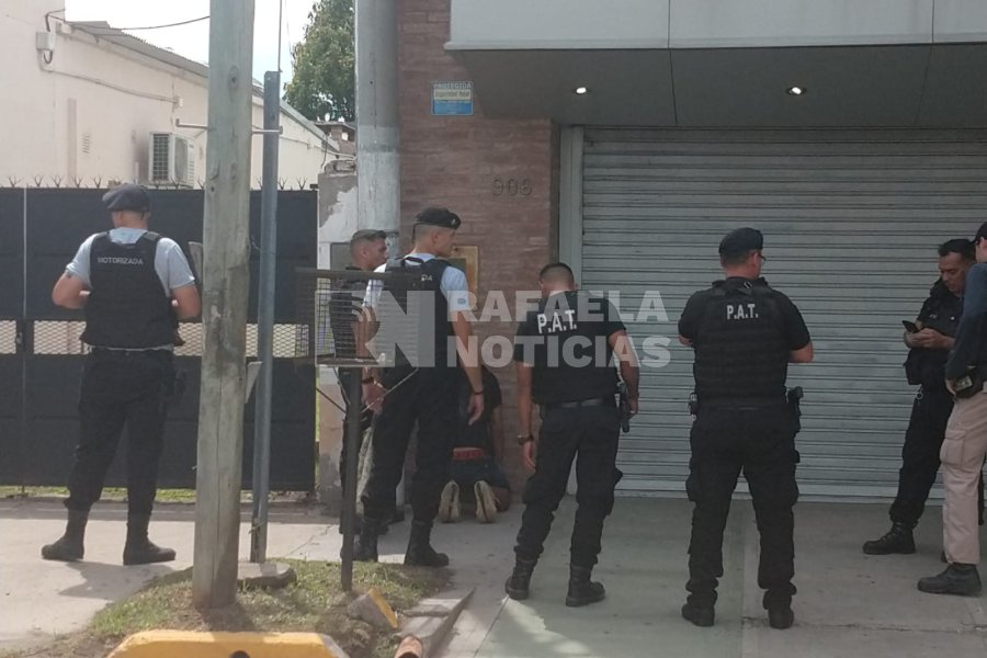 Policía rodea al detenido en 25 de mayo al 800.