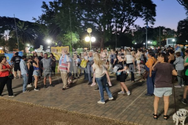 "No al DNU": un grupo de rafaelinos se congregaron en la Plaza 25 de Mayo