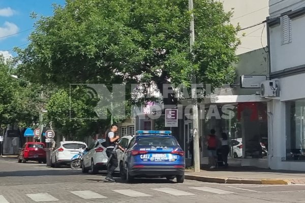 Ni en Navidad perdonan: le robaron un IPhone a una cuadra de la Catedral