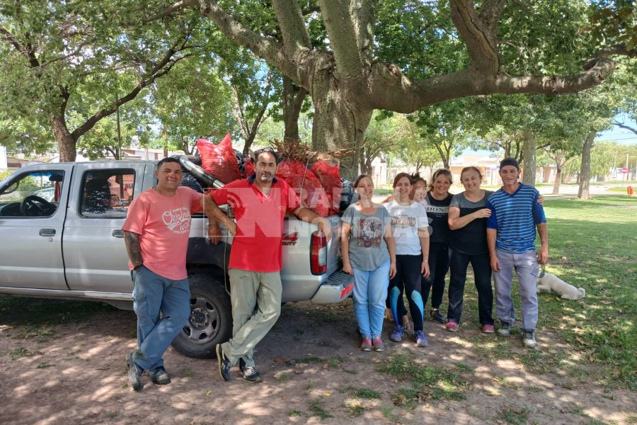 Luego de cortar el pasto, los vecinos llevaron las bolsas al Eco Punto.