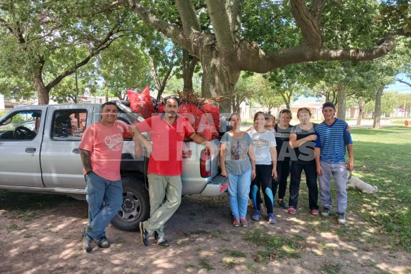 Vecinos del barrio Martín Fierro se autoconvocaron para desmalezar la plaza del sector