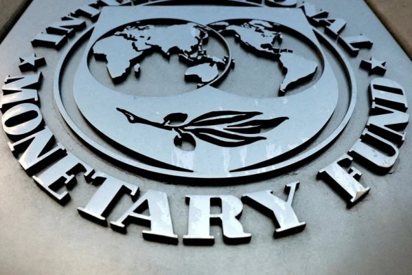 El Gobierno afirmó que la reunión con el FMI fue positiva: los enviados del organismo se quedarán un día más