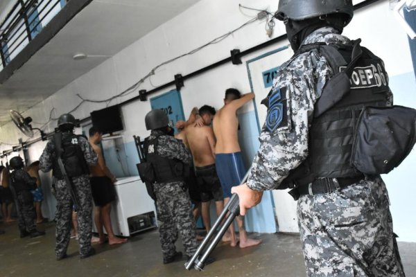 Los presos de las cárceles de Santa Fe comenzarán a usar uniformes