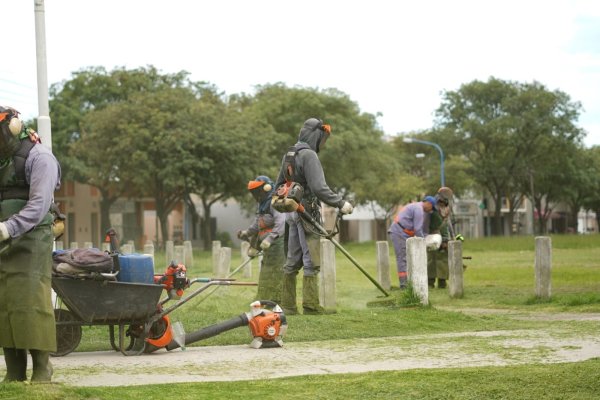 El municipio trabaja en el desmalezado de terrenos particulares