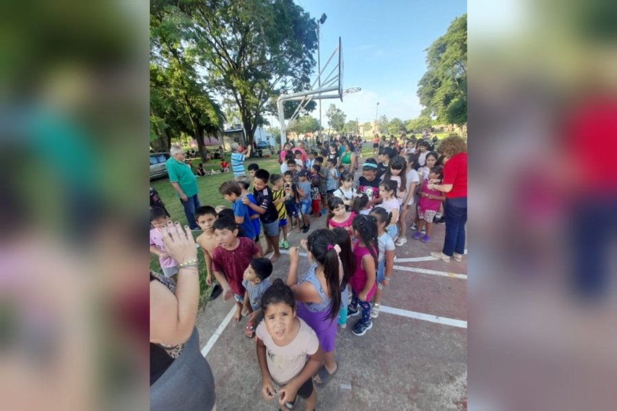 Entrega de juguetes a chicos en Villa Podio.