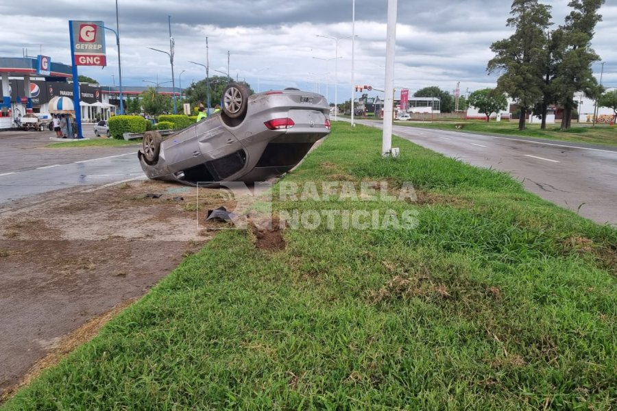 El auto sufrió importantes daños al volcar.